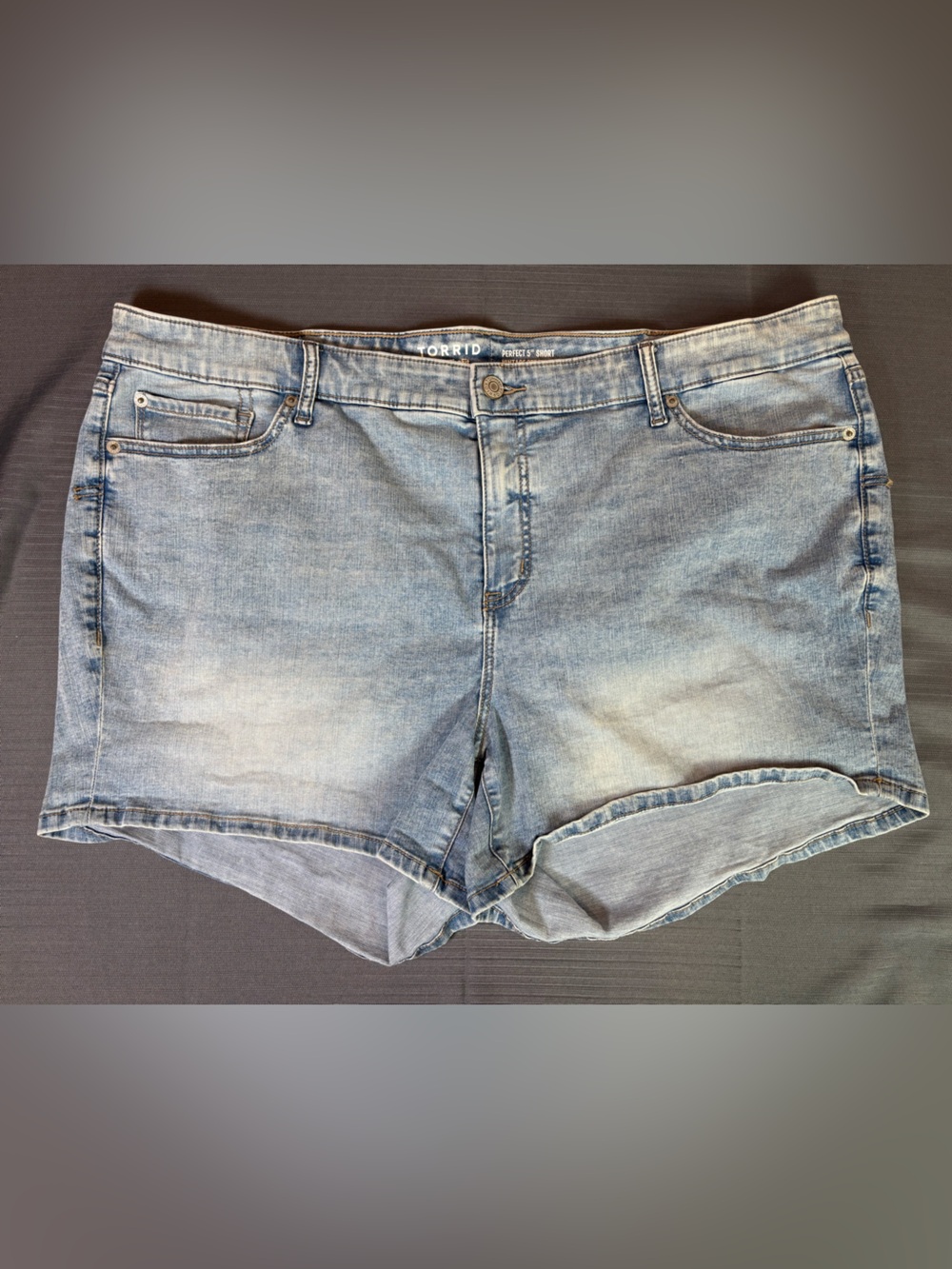 Torrid Perfect 5” Denim Shorts Size 24 Short Light Wash Vintage Stretch